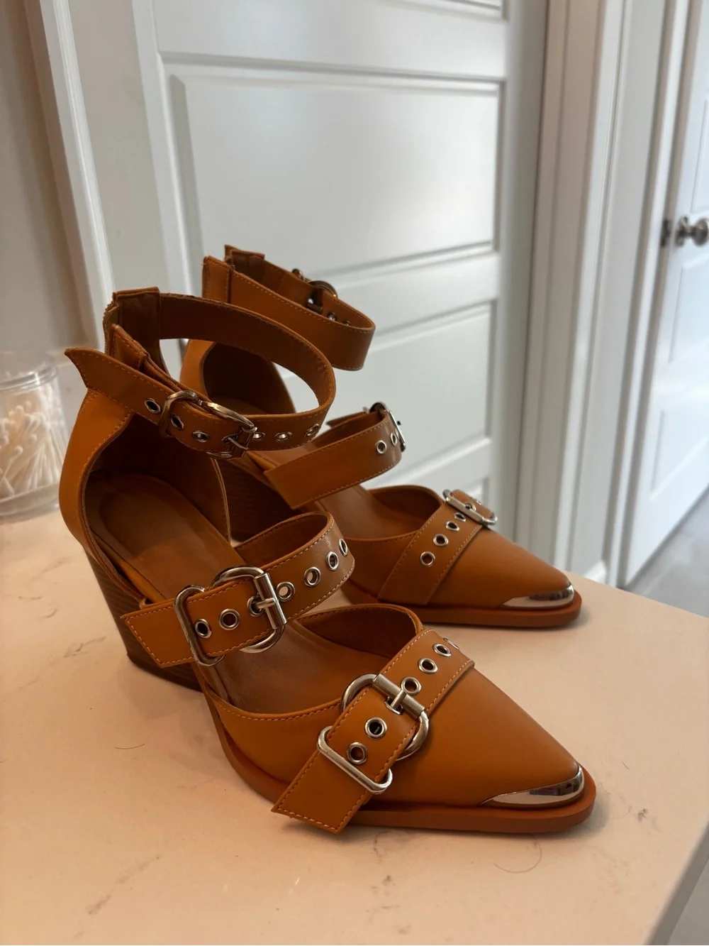 Nude western buckle heel size 6